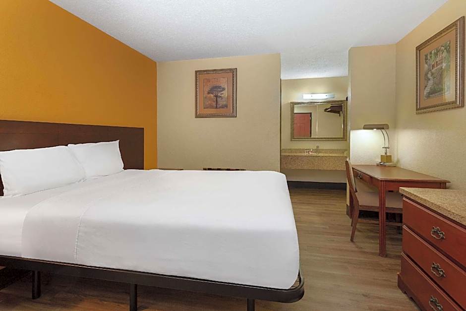 Travelodge by Wyndham Albuquerque East