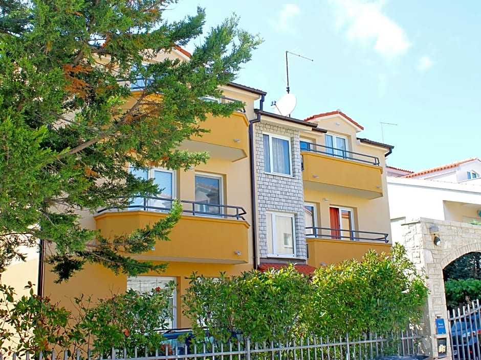 Catalina Apartments