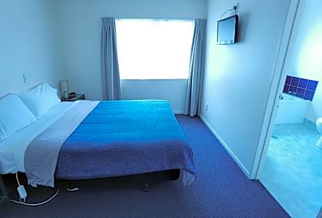 Superior One-Bedroom Suite with Spa Bath with Air Conditioning