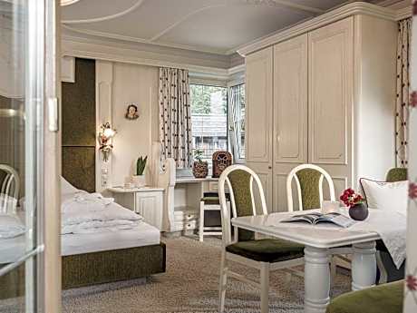 Apartment with Mountain View