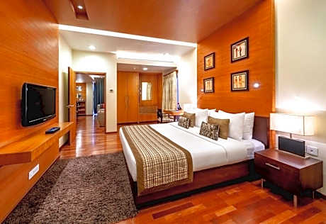 Russel Suite - 10% off on Laundry and Travel desk