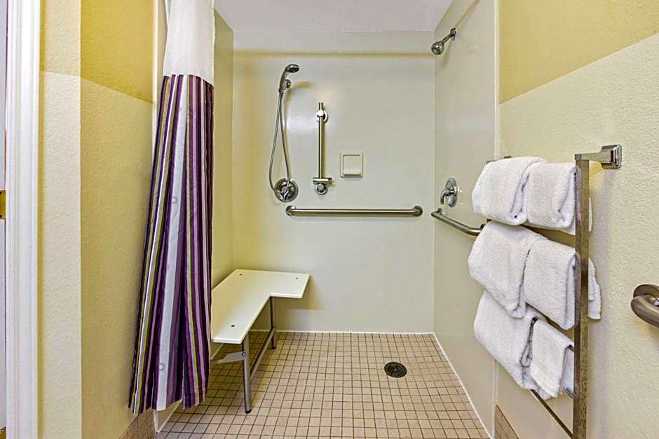 La Quinta Inn & Suites by Wyndham Usf (Near Busch Gardens)