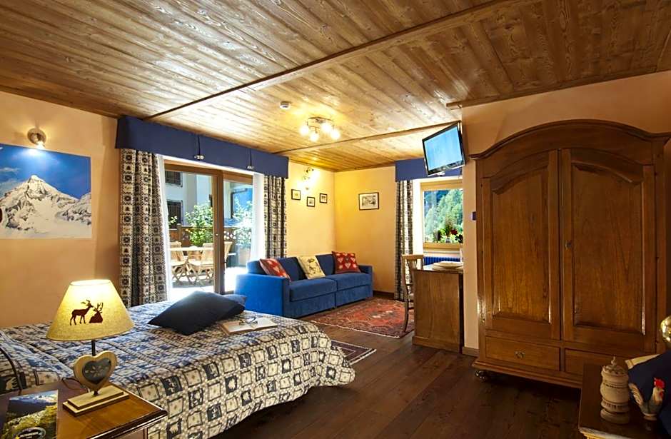 Photo 1 of 3 of Quadruple Room