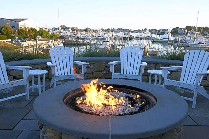Anchor In Distinctive Waterfront Lodging
