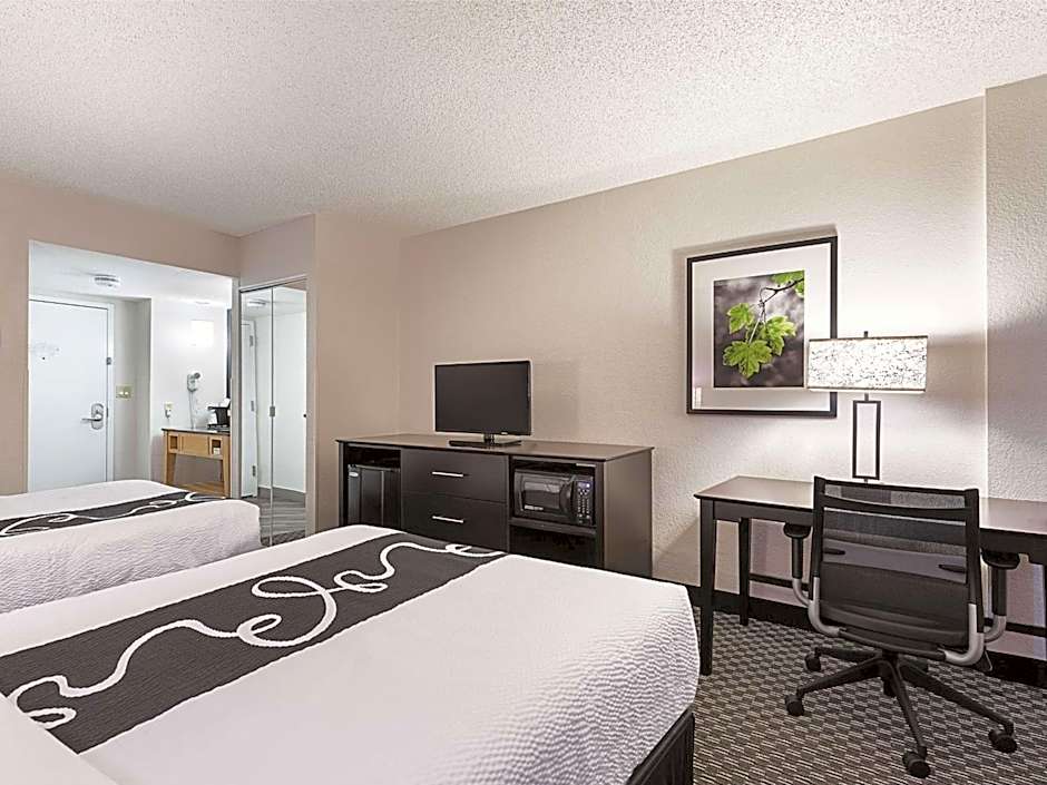 La Quinta Inn & Suites by Wyndham Plantation At Southwest 6th Street