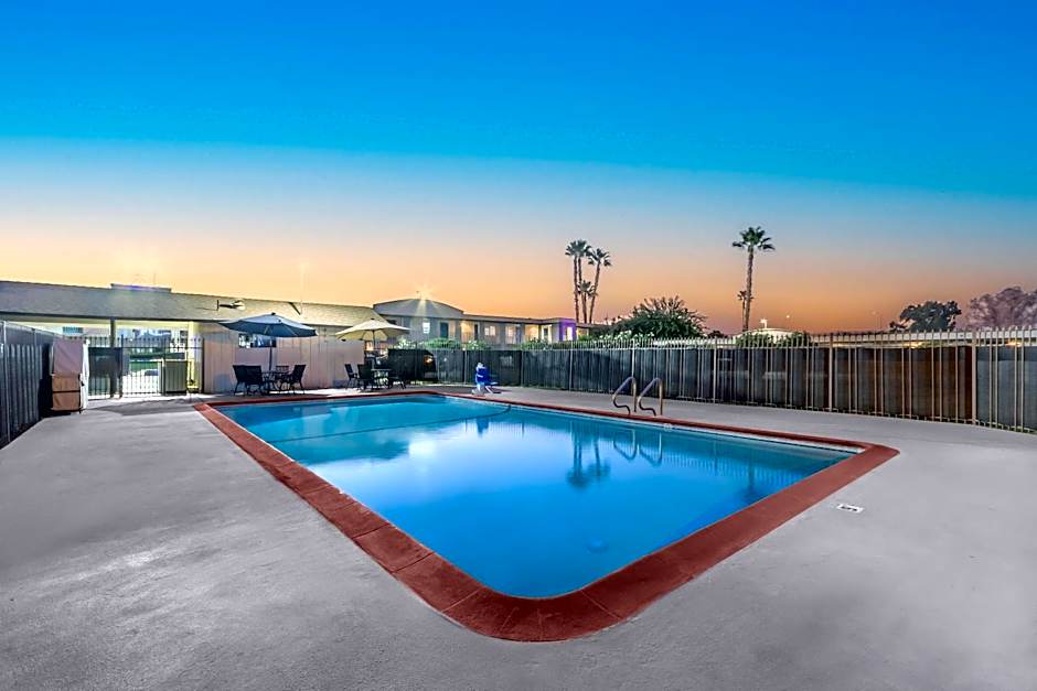 Studio 6 Suites Madera, CA Yosemite