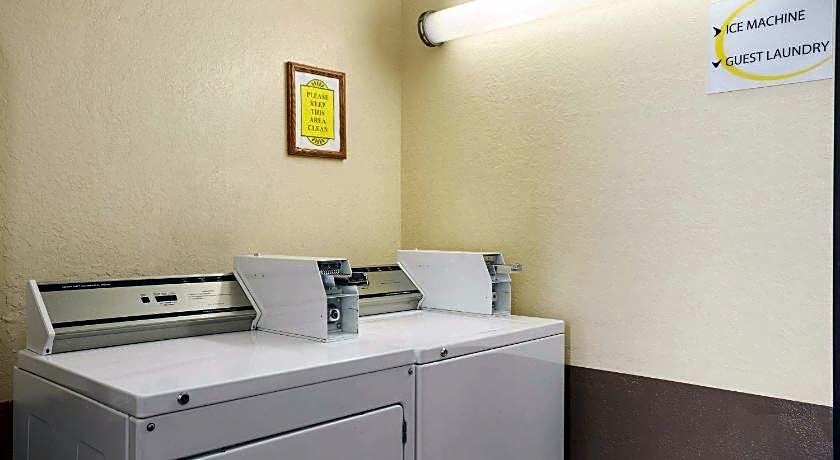 Super 8 by Wyndham Cedar Rapids