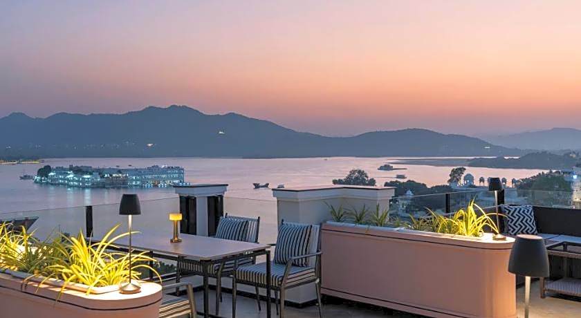 The Red Pier - My Downtown Hotels