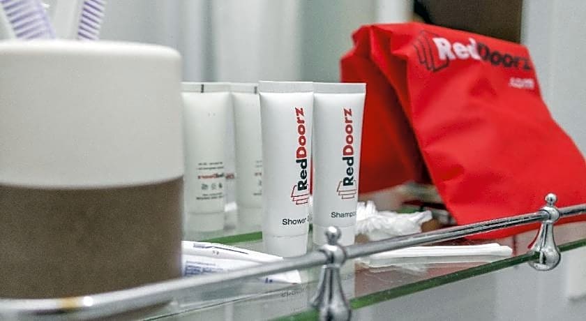 RedDoorz Syariah near Universitas Negeri Padang