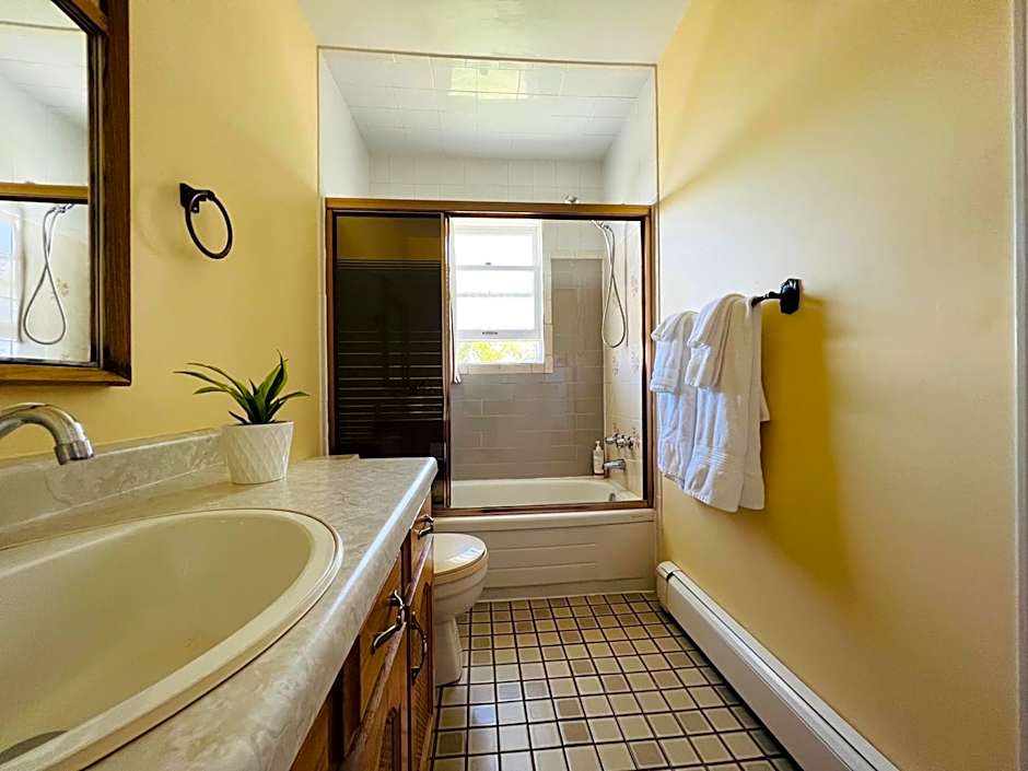 Lee's Ocean Peek B & B