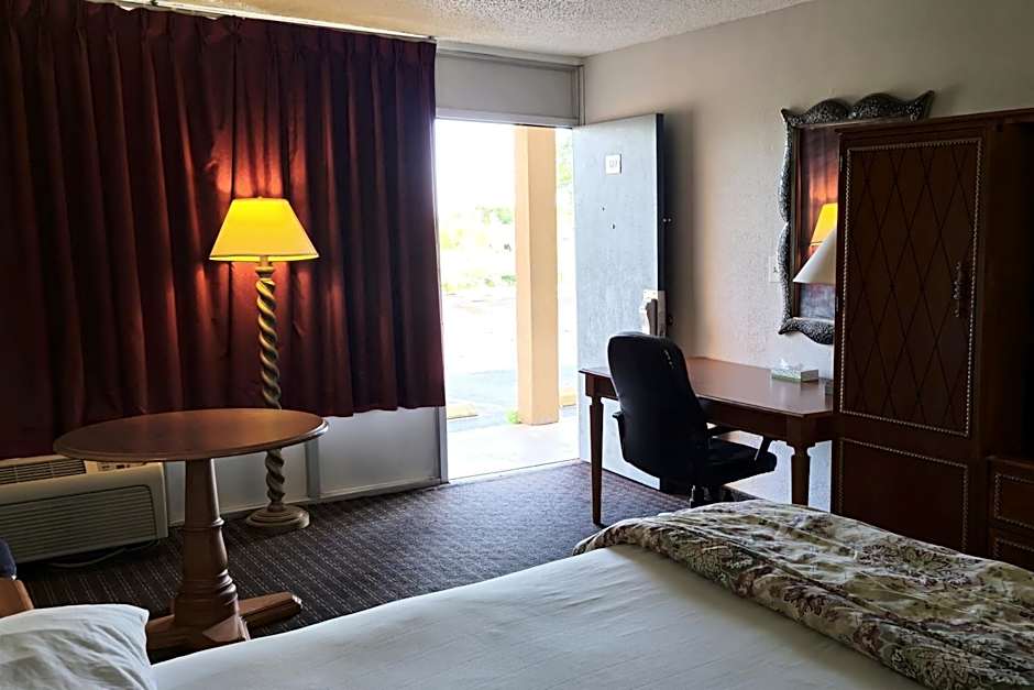 Castle Inn & Suites by OYO Lawton
