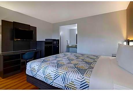 1 King Bed | Mobil Access Tub Nsmk Micfridg