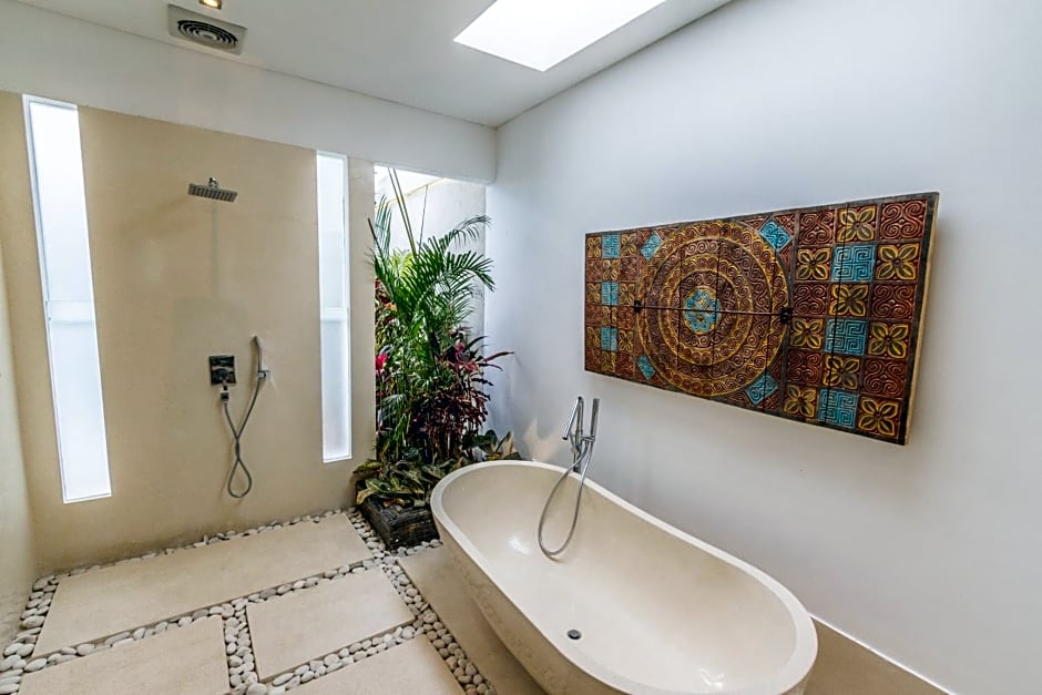 Villa Saha - Elegant 3-Bedroom in Seminyak