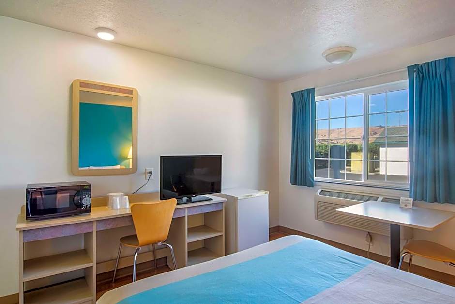 Motel 6-The Dalles, OR