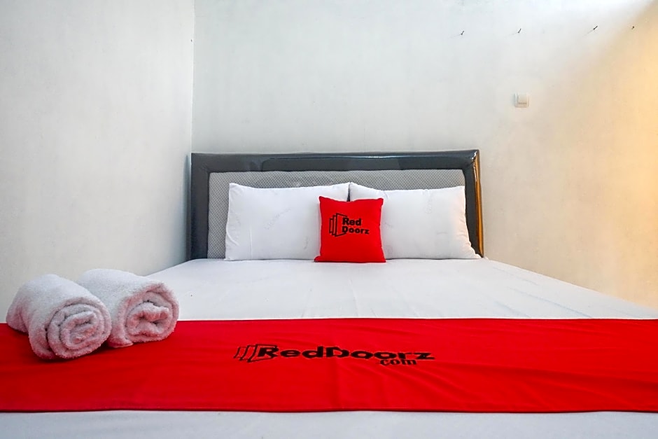 RedDoorz Syariah near Universitas Slamet Riyadi Solo