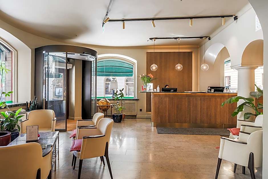 Crystal Plaza Hotel