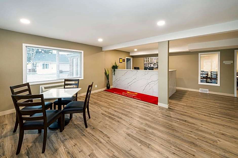 Econo Lodge Inn & Suites