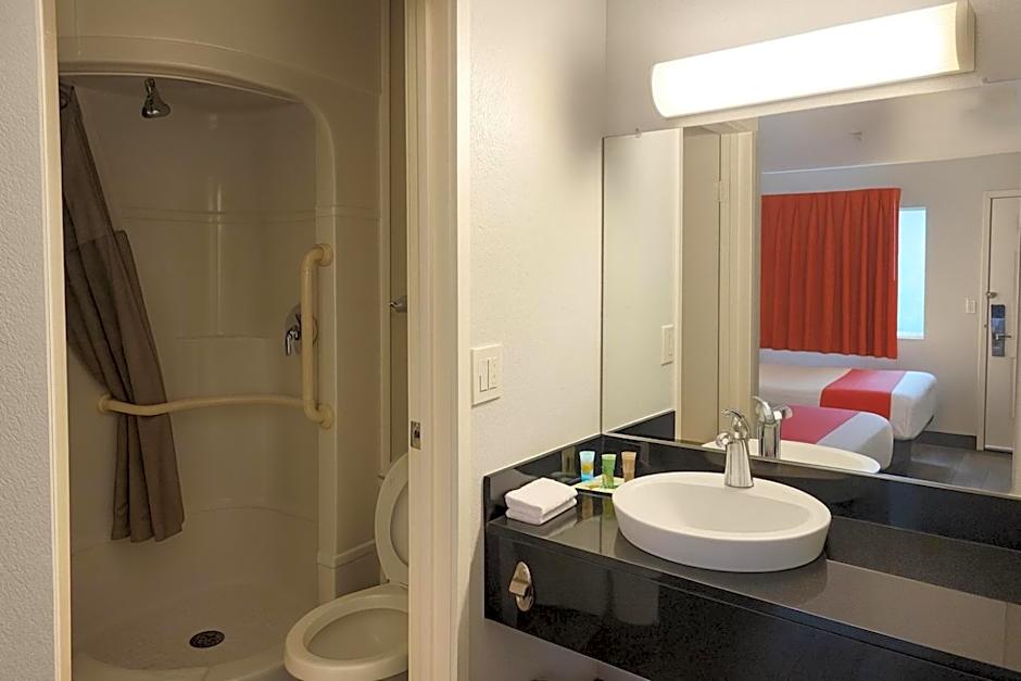 Motel 6-Roseville, MN - Minneapolis North