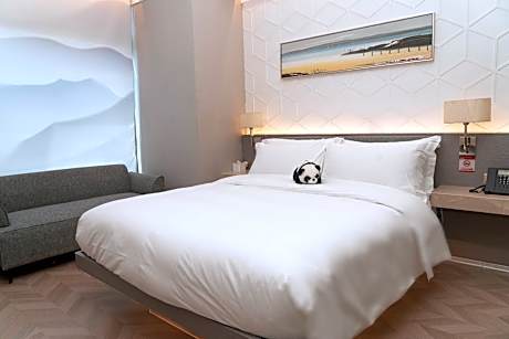 Room with Queen Bed