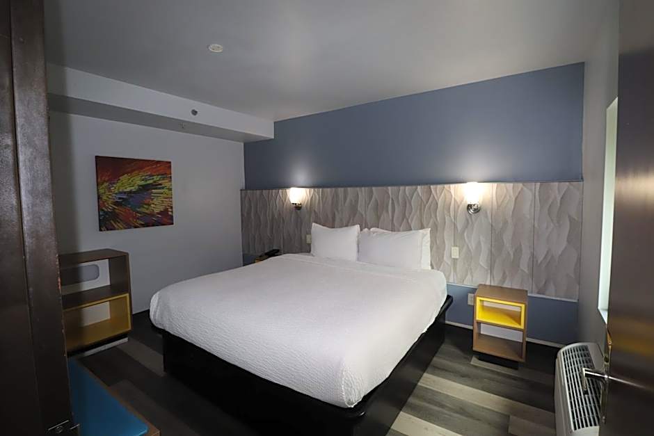 Days Inn & Suites by Wyndham Milwaukee