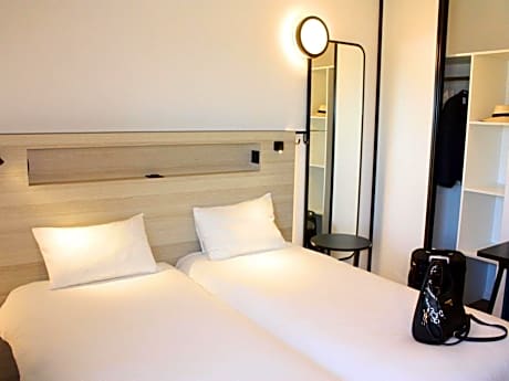 Studio with Twin Beds