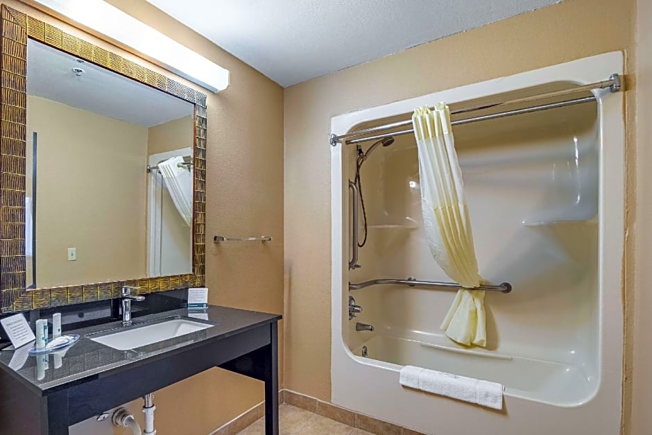 Quality Inn & Suites Ft. Jackson Maingate