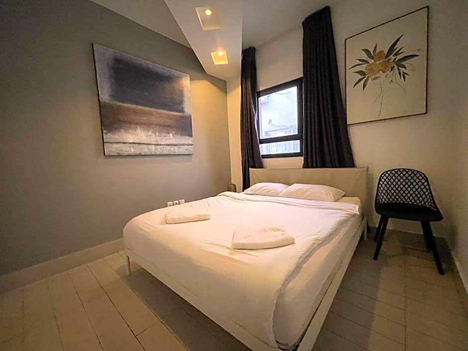 3Bedroom Suite 10 with Balcony and shelter