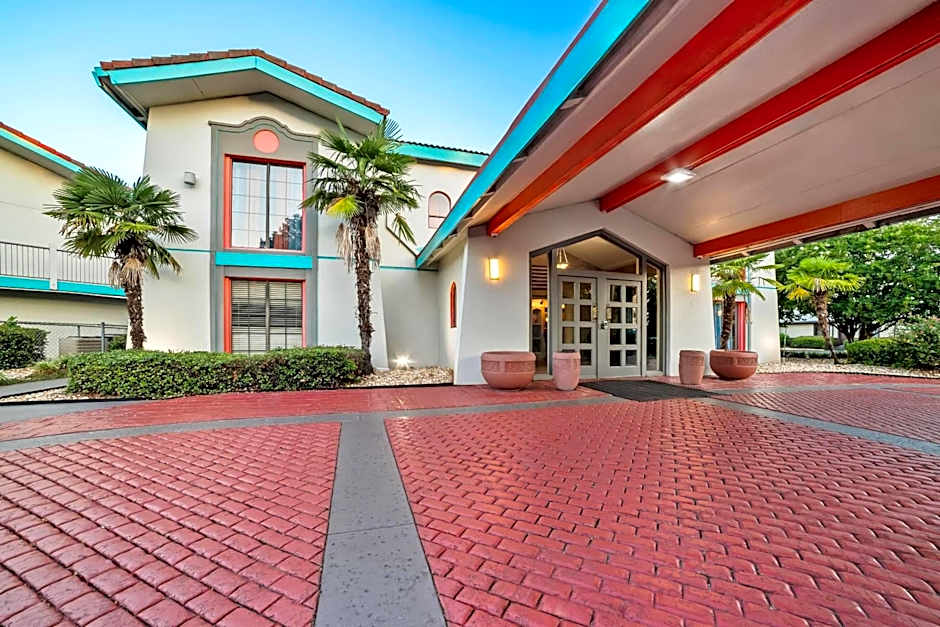 Howard Johnson by Wyndham Columbus Fort Benning