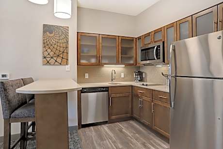 One-Bedroom Queen Suite