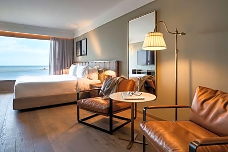 Deluxe suite with 1 king size bed with balcony and sea view