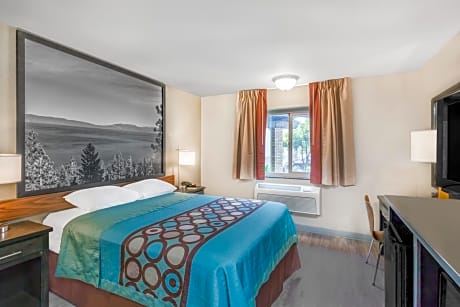 Queen Room - Hearing Accessible/Pet Friendly/Non-Smoking