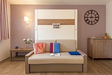 One-Bedroom Apartment with Sleeping Alcove (6 Adults)