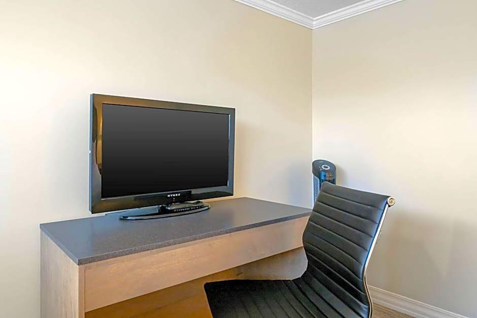 Econo Lodge Inn & Suites