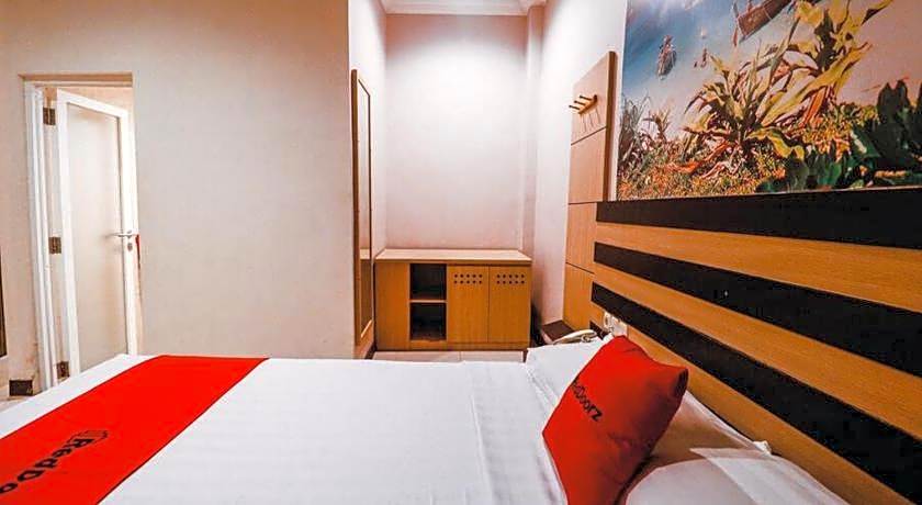 Reddoorz Plus near Makassar Town Square