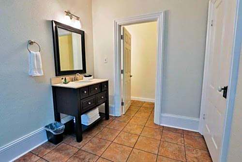 Nader's Motel & Suites