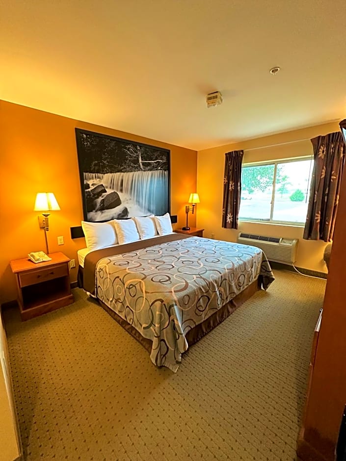 Super 8 by Wyndham Topeka at Forbes Landing