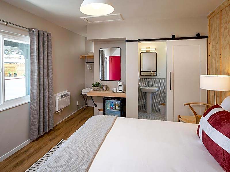 Photo 1 of 5 of Premium 1 Queen Bed