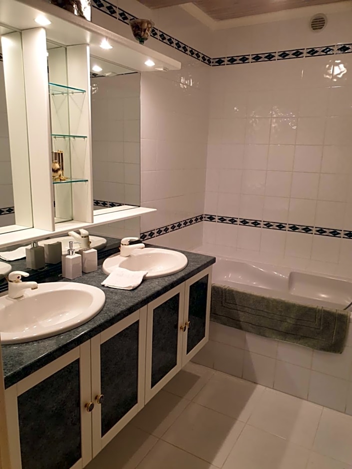 La Maison prés du ruisseau Chambre jaune