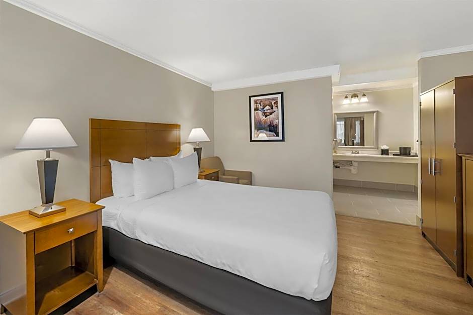 Best Western Plus Northwoods Inn