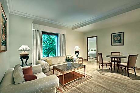 Fern Classic, Suite, 1 King, Pool view