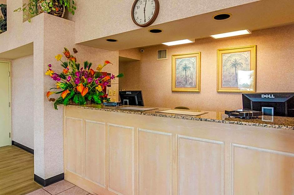 Econo Lodge Inn & Suites Gulfport
