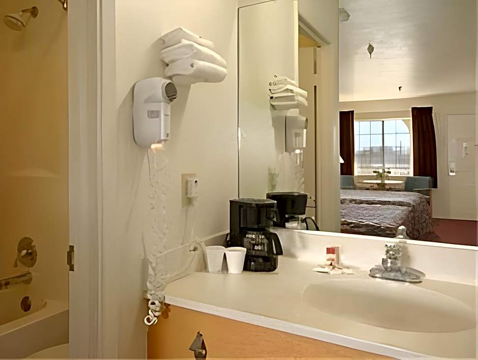 Upper Lake Inn & Suites