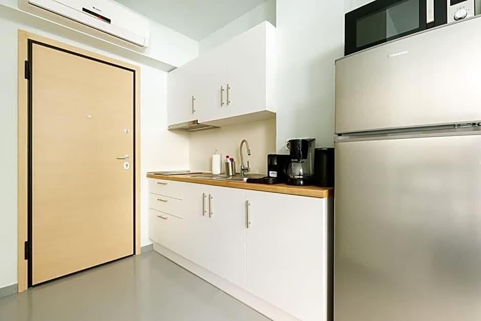 Snug studio apartment with shared garden IV