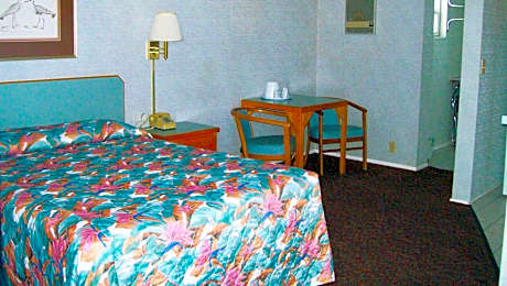 1 Queen Bed Kitchenette Non Smoking