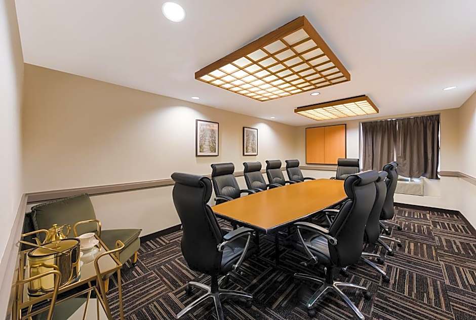 Red Roof PLUS+ Columbus Downtown- Convention Center