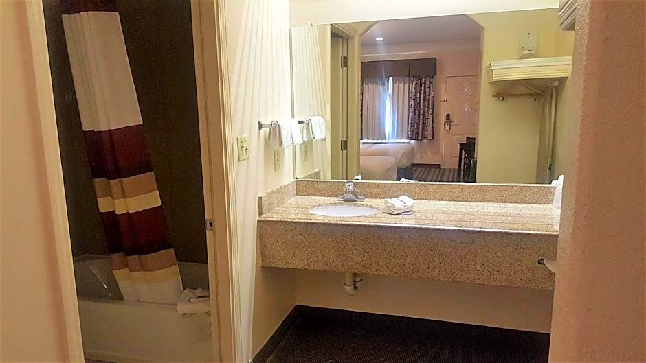 Red Roof Inn & Suites Houston - Humble/IAH Airport
