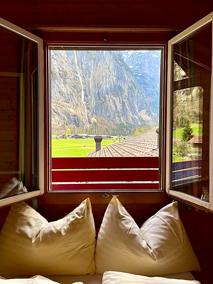 Alpine Base Hostel - Adults only