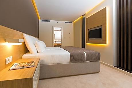 Deluxe Suite with Sea View