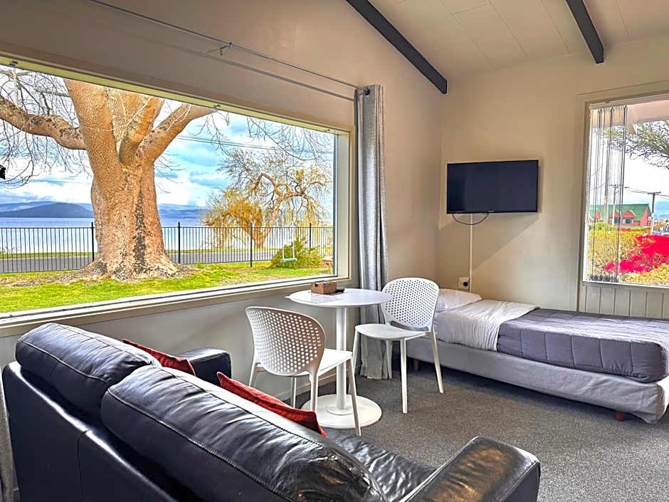 Jack & Di's Waiteti Lakefront Motel