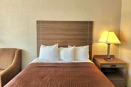 Queen Room with Bath Tub - Mobility Accessible/Non-Smoking